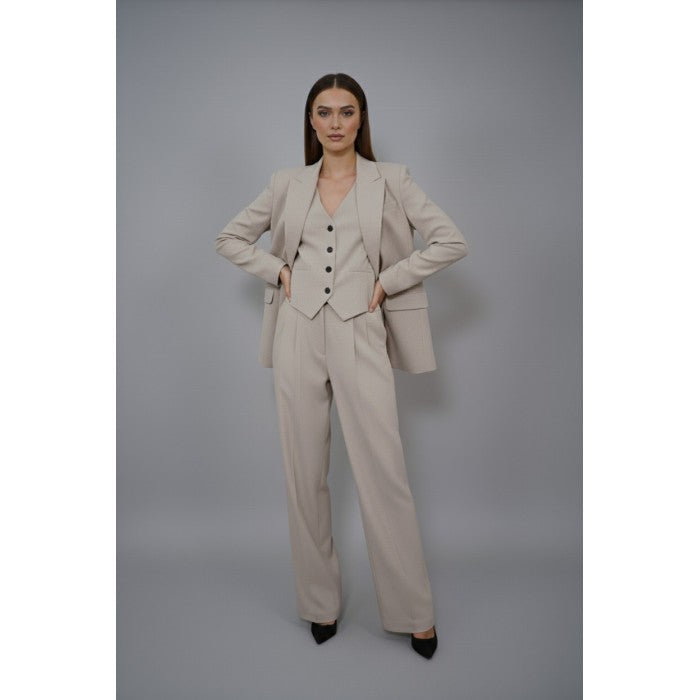 Елегантен комплект от елече, сако и панталон в светъл бежов цвят